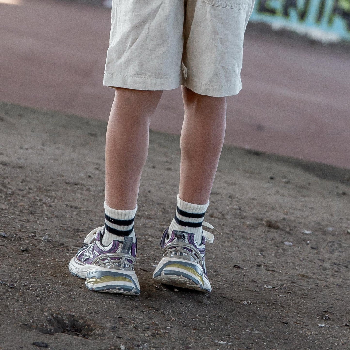Kind met Twistz Purple kindersneakers van achteren gefotografeerd – stijlvolle en stevige sneakers van Lilpataz