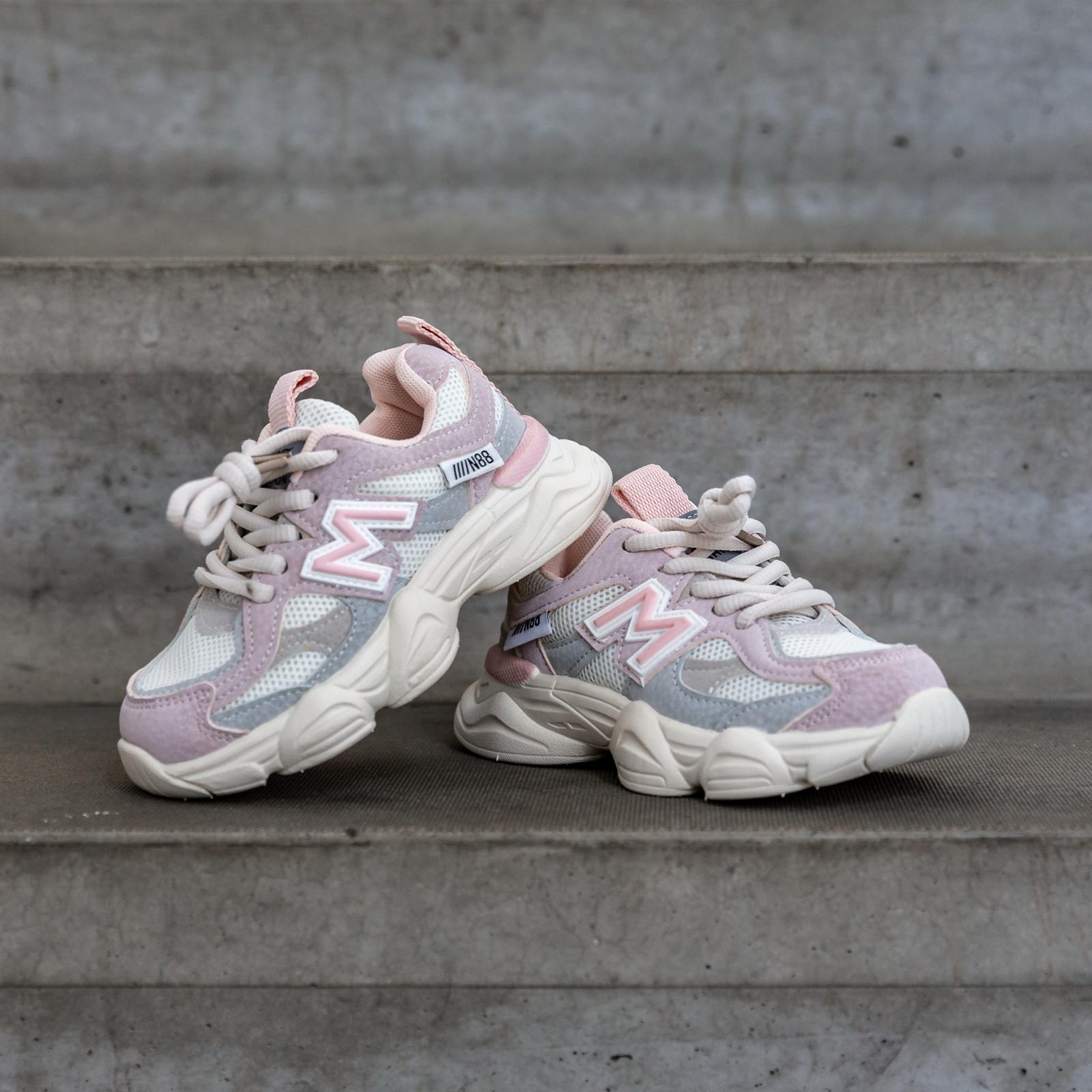 Schuin bovenaanzicht van de Flexxerz Pink – trendy roze kindersneaker voor meisjes met stevige zool en ademend materiaal