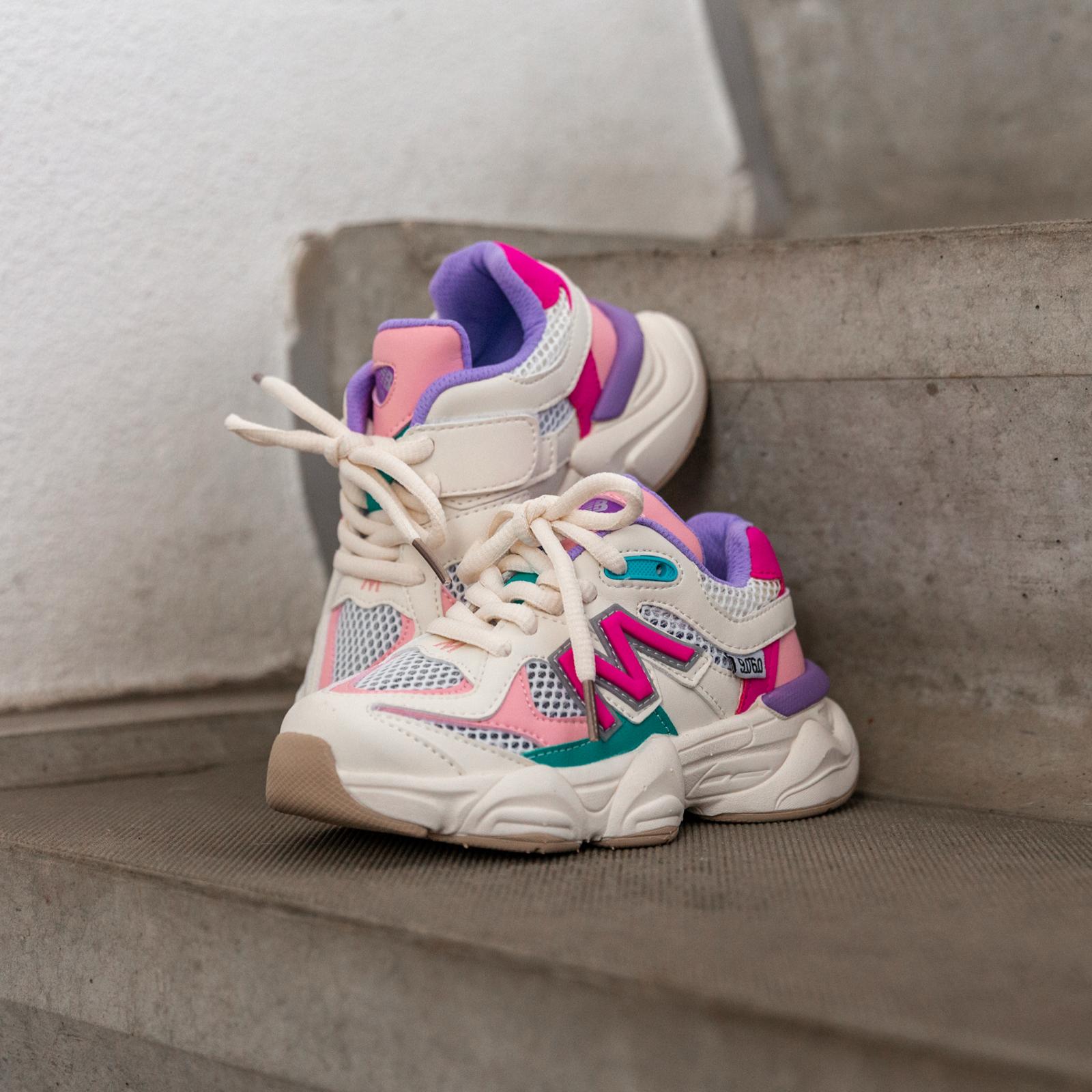 Achterkant en voorkant van de LilPataz Styloz witte kindersneaker met roze accent