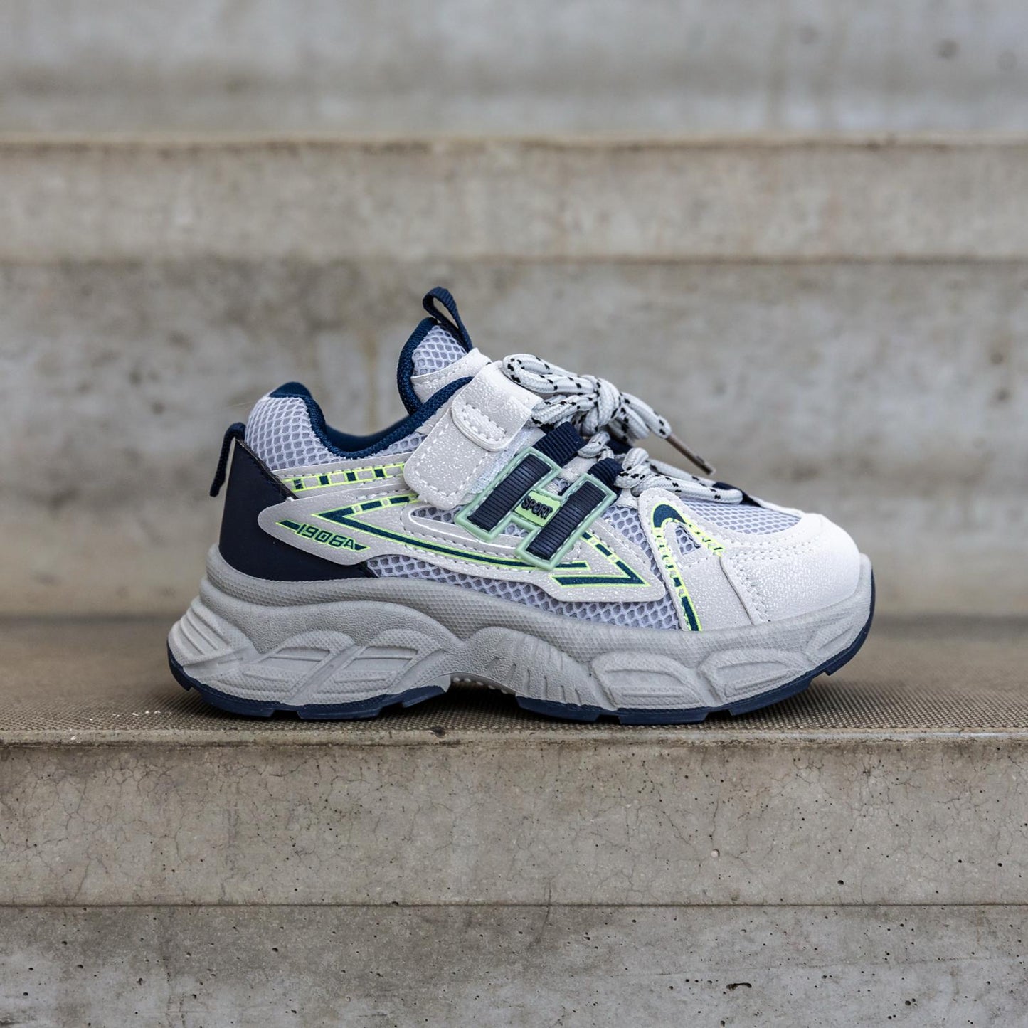Zijaanzicht van Splashz Blue jongenssneaker – blauwe sneaker voor jongens met stevige zool en stoere look