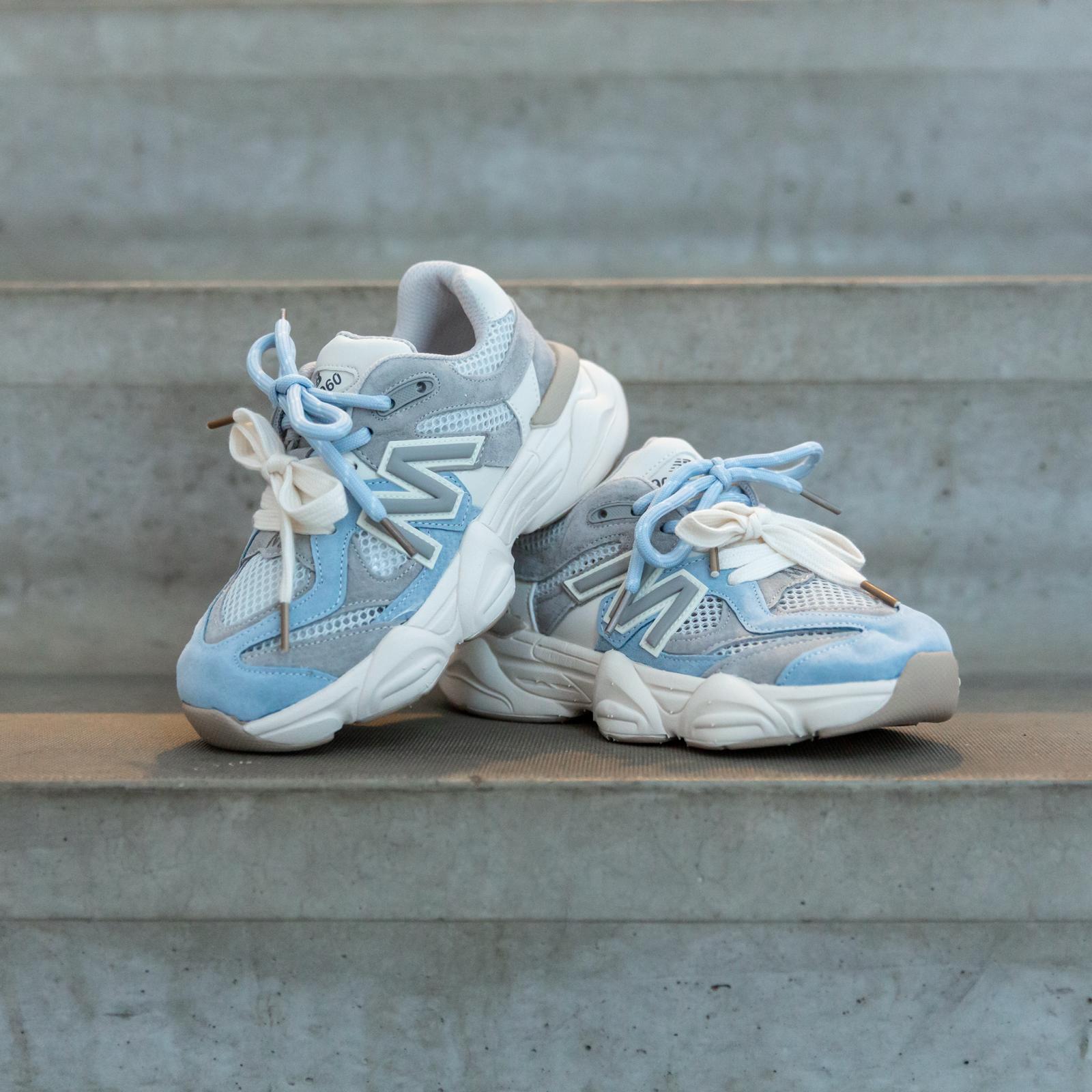 Styloz Blue Steel kindersneakers gedragen, vooraanzicht staand op betonnen trap