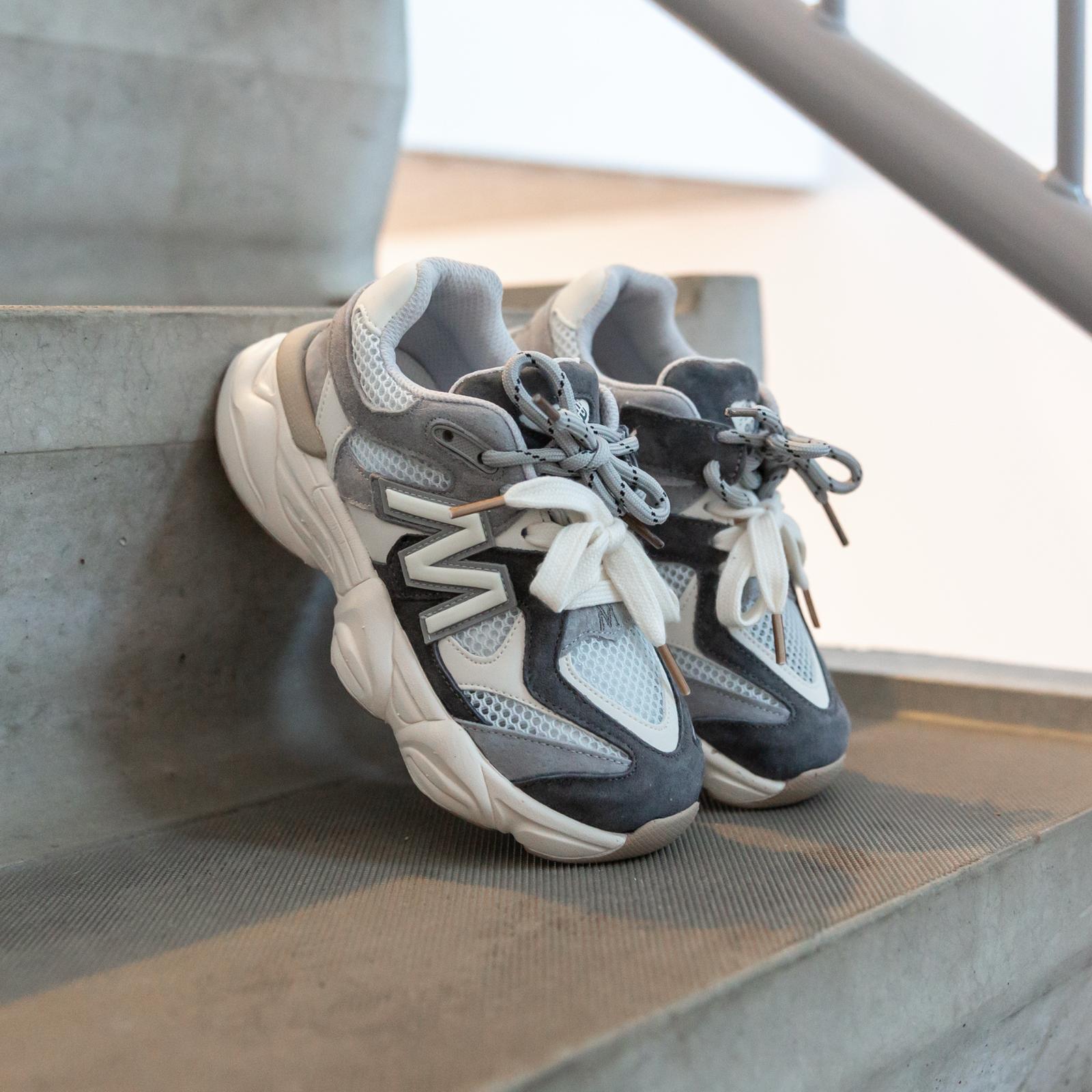 Styloz Moonstone Grey kindersneakers gedragen, vooraanzicht staand in stedelijke omgeving