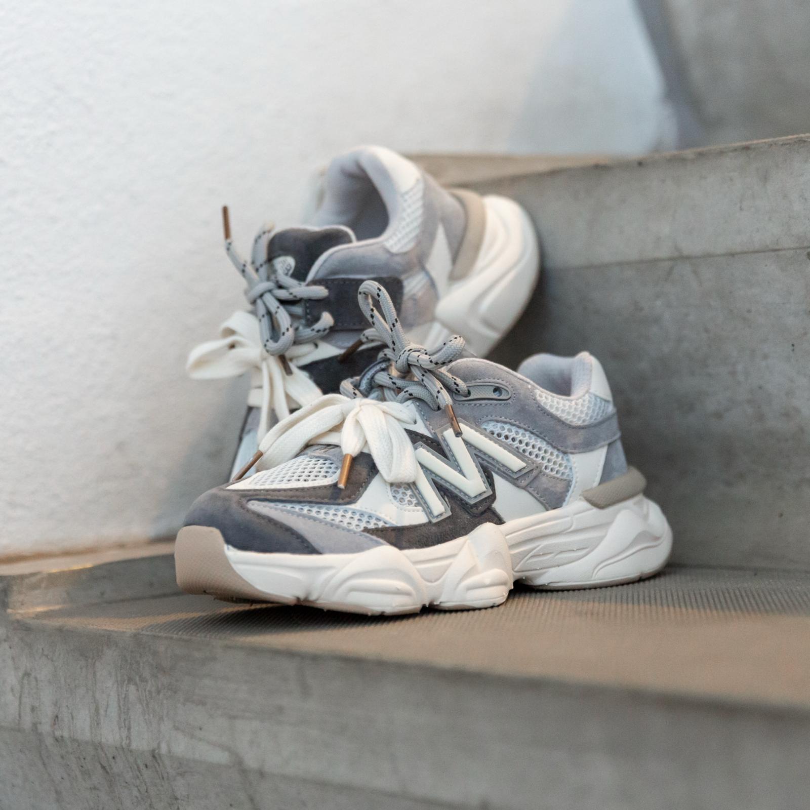 Styloz Moonstone Grey kindersneakers gedragen, zijaanzicht staand op betonnen trap